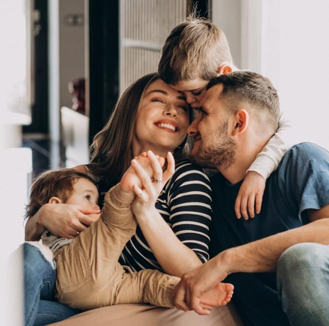 Família se abraçando